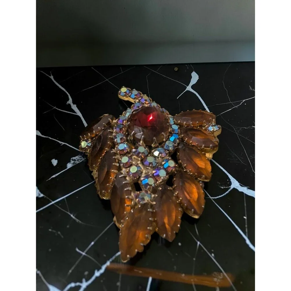 VTG Juliana Style D&E Amber Topaz Rootbeer Rhinestone Aurora Borealis Brooch Pin